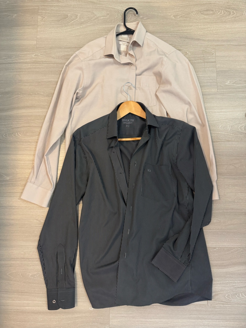 GUESS Men’s Shirt – Beige – Size M
Men’s shirt-charcoal gray _ Size XS